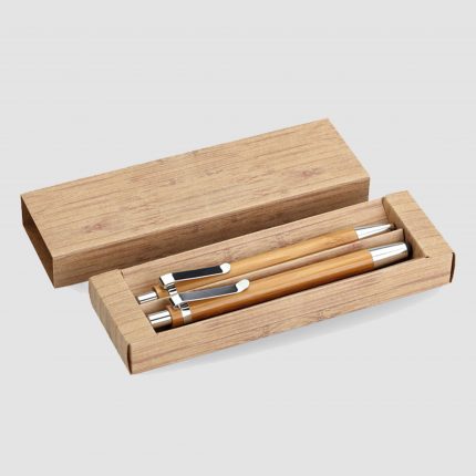 Coffret stylo en bambou dans une boîte en carton.