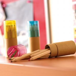 Boîte de 12 crayons de couleur en papier recyclé avec taille-crayon intégré