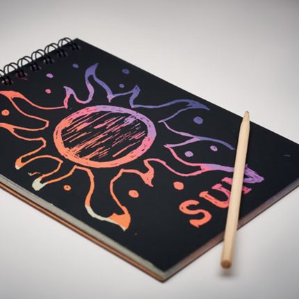 Cahier à gratter en kraft avec 10 feuilles noires recyclées et stylo en bois