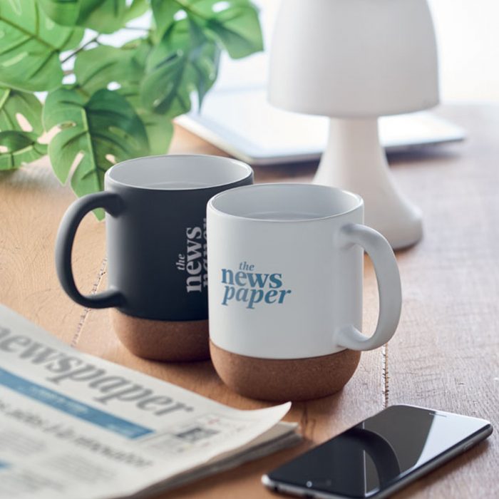 Tasse en céramique mate avec base en liège naturel