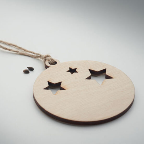 CX1556-0.jpg Suspension boule en bois avec graines d’épicéa – Image 1