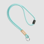 Lanyard en cordon polyester avec plaque en bambou.