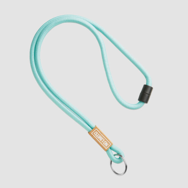 ML1073-0.jpg Lanyard en cordon polyester avec plaque en bambou. – Image 1