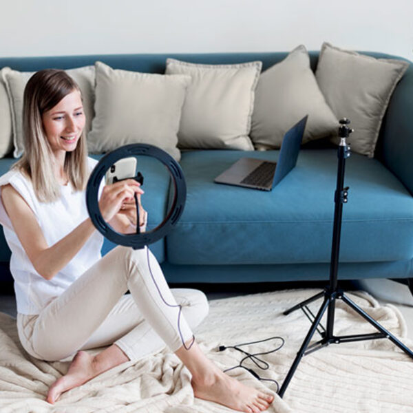 MO6241.jpg Lampe Ring LED 26 cm avec trépied et support téléphone – Image 1