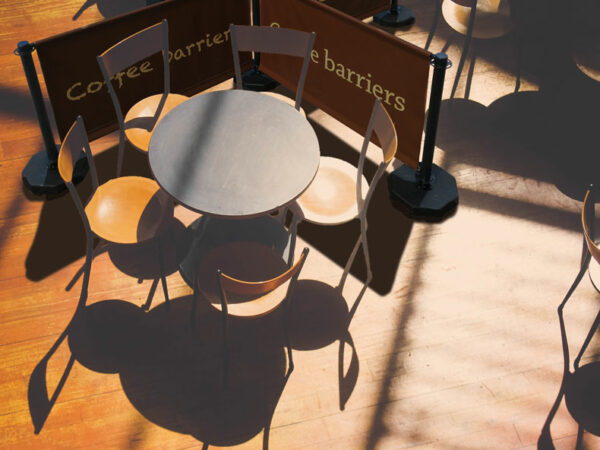 coffee_barriers_790x592-6.jpg Barrières de café – Système de barrières publicitaires extérieures – Image 1