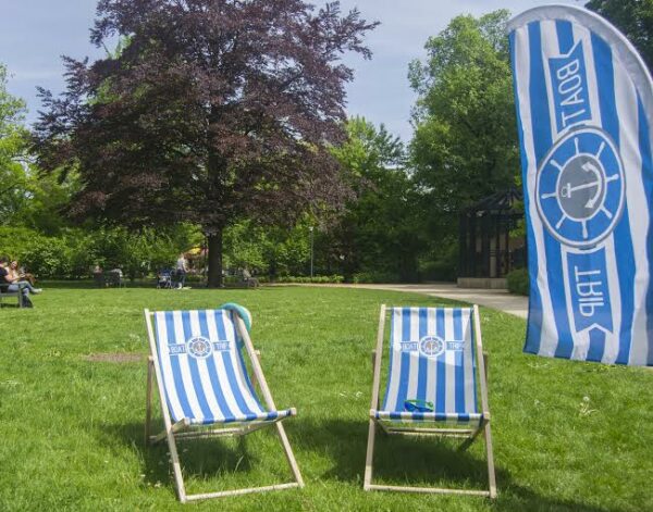 Chaises longues en bois – Une solution pratique pour un branding décontracté – Image 3
