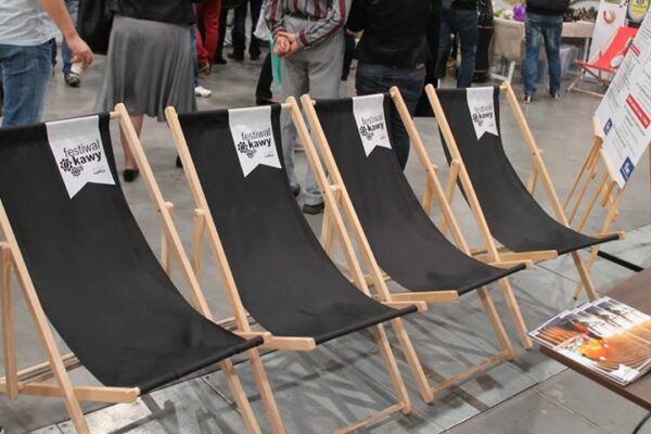 Chaises longues en bois – Une solution pratique pour un branding décontracté – Image 5