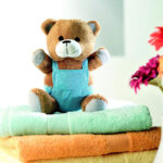 Ourson en peluche habillé