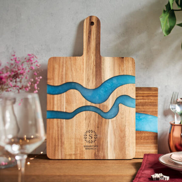 Planche de service en bois d'acacia avec incrustations résine époxy et poignée – Image 1