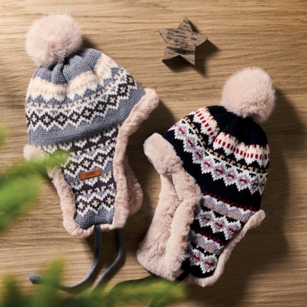 Bonnet tricoté avec oreillettes et pompon