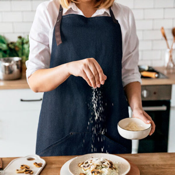 mo6264.jpg Tablier de cuisine en denim 240 gr/m² avec 3 poches avant – Image 1