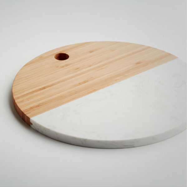 Planche de service ronde en marbre blanc et bambou – Image 1