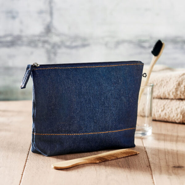 mo6421.jpg Trousse à cosmétiques en denim recyclé – Image 1
