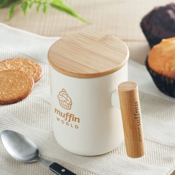 Mug en porcelaine avec couvercle et poignée en bambou – Image 1