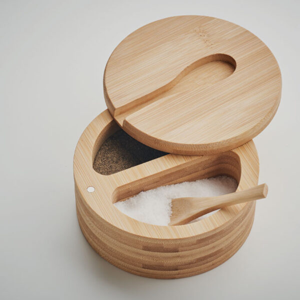 mo6951.jpg Boîte à sel et poivre en bambou avec cuillère intégrée – Image 1