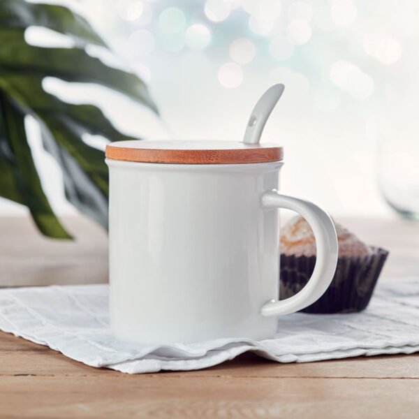 mo9708.jpg Mug en Porcelaine avec Couvercle et Cuillère en Bambou – Image 1