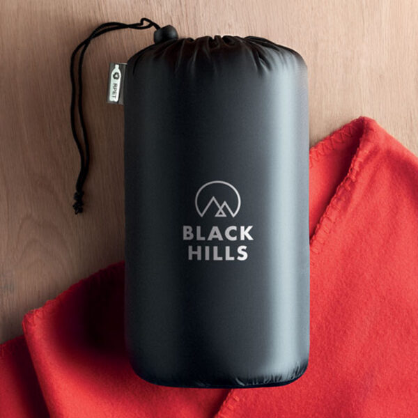 mo9935.jpg Couverture Polaire RPET avec Pochette – Image 1