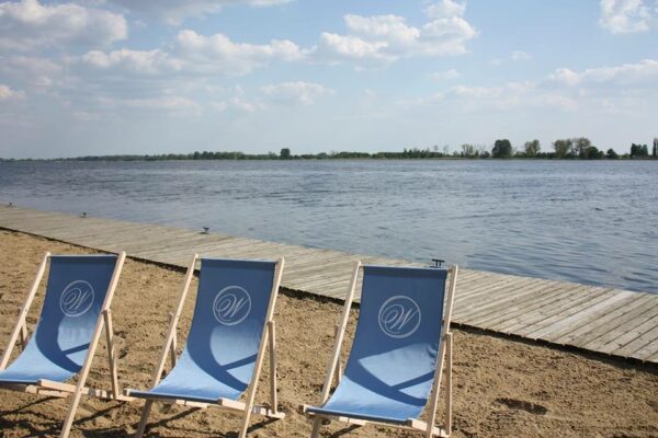 Chaises longues en bois – Une solution pratique pour un branding décontracté – Image 6