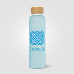 Bouteille en verre borosilicate givré avec couvercle bambou personnalisée - 590 ml – Image 3