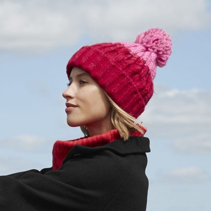 Bonnet Après bicolore en maille torsadée