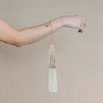 Éventail en bois avec bracelet et pompon – Personnalisable – Image 2